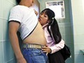 「パンチラに夢中になってるふりして無防備ヅラしてガン見してたら『覗いてんのバレバレ』的に企んだ微笑で見返されてドギマギしてたらヤられた！」　サンプル画像07